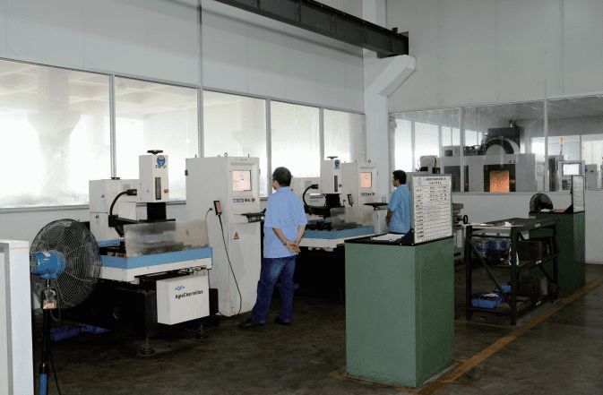 Pictures of Sunpv Solar's engineers and factory